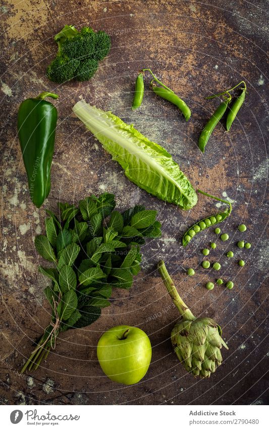 Mischung aus Obst und Gemüse in grüner Farbe Lebensmittel Entzug Sortiment Hintergrundbild Minze Kopfsalat Brokkoli grüne Erbsen Apfel Artischocke Pfeffer Diät
