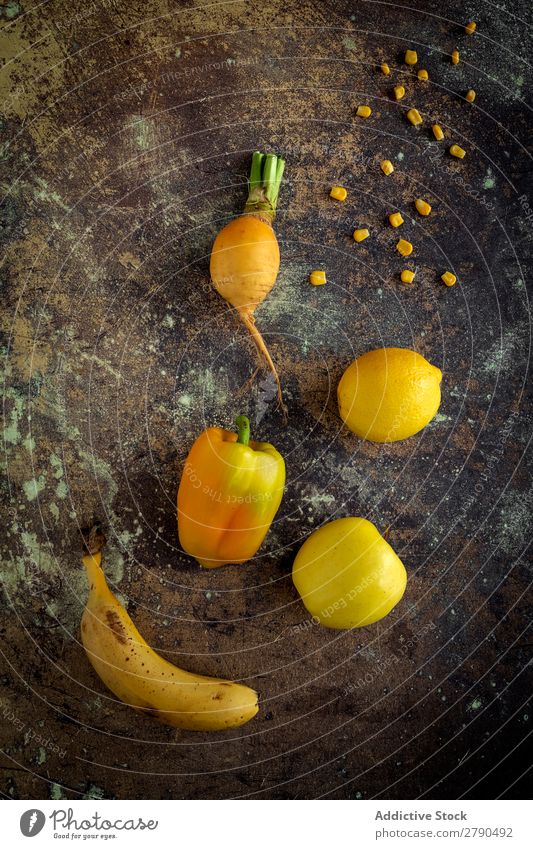 Mischung aus Obst und Gemüse in gelber Farbe Lebensmittel Entzug Zitrone Banane Apfel Mais Rübe Pfeffer Sortiment Hintergrundbild Diät frisch Gesundheit Zutaten