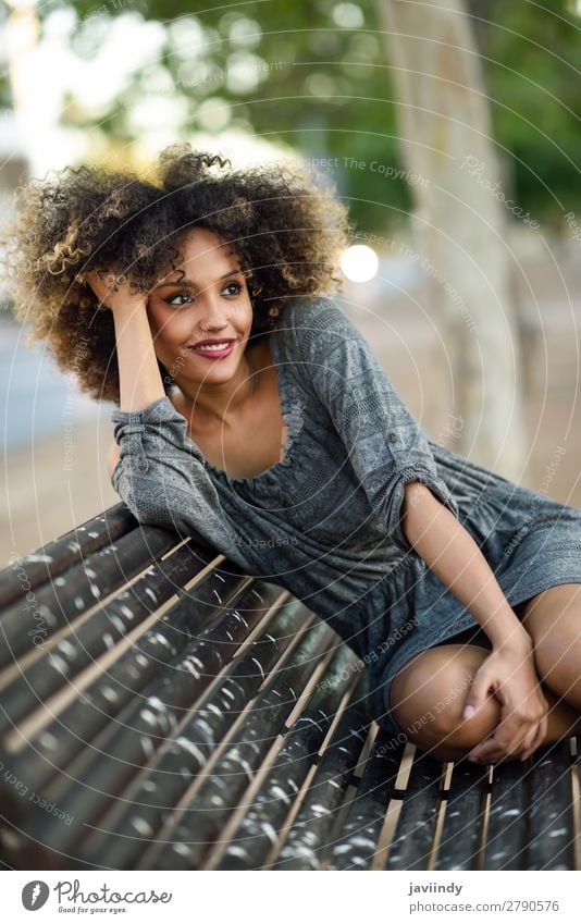 Junge schwarze Frau mit Afro-Frisur, die im Freien lächelt. Lifestyle Stil Glück schön Haare & Frisuren Gesicht Mensch feminin Junge Frau Jugendliche Erwachsene