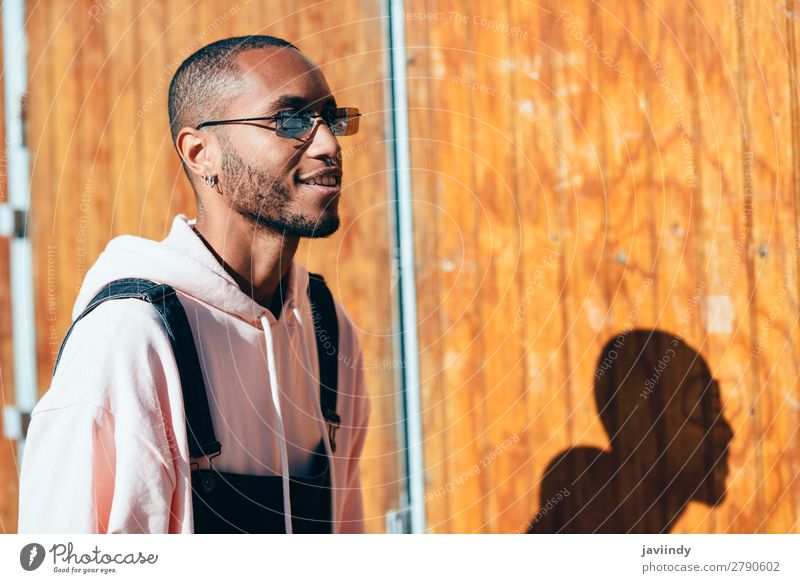 Junger schwarzer Mann trägt Freizeitkleidung und Sonnenbrille im Freien. Lifestyle Glück schön Mensch maskulin Junger Mann Jugendliche Erwachsene 1 18-30 Jahre