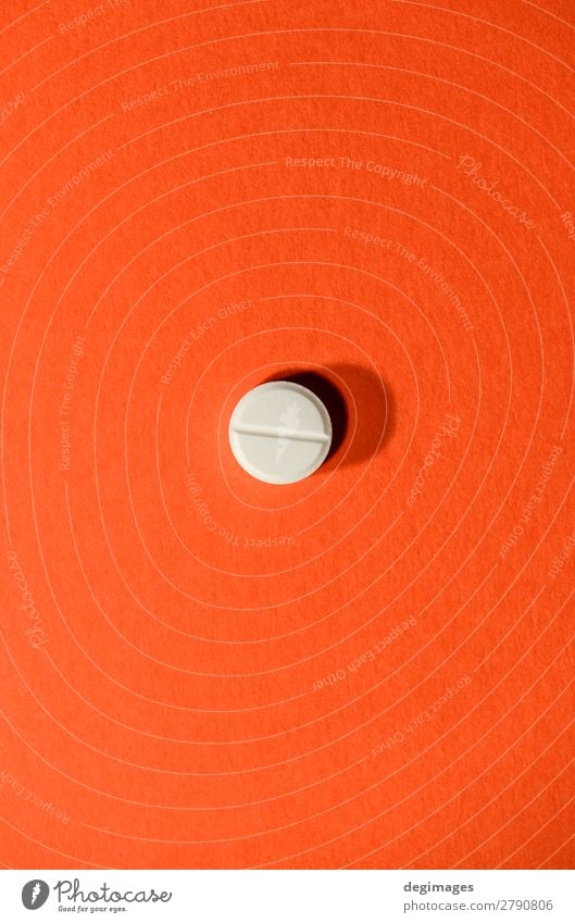 Eine weiße Pille auf orangem Hintergrund. Minimalistisches Konzept Gesundheitswesen Behandlung Krankheit Medikament Wissenschaften Schmerz Tablette Medizin