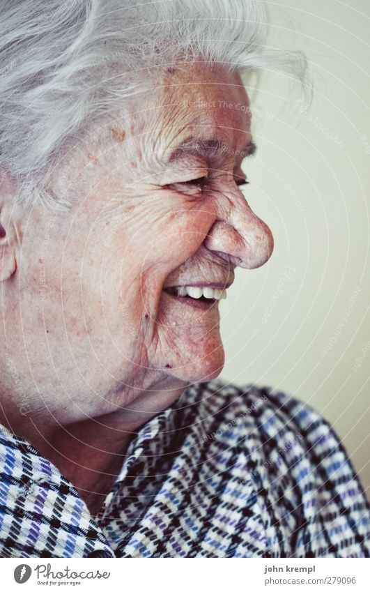 100 feminin Weiblicher Senior Frau Großmutter Gesicht Mensch 60 und älter alt lachen authentisch Freundlichkeit Fröhlichkeit Gesundheit Glück positiv