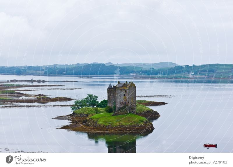 See in Schottland Landschaft Wasser schlechtes Wetter Burg oder Schloss Ruine Sportboot Stimmung Zufriedenheit ruhig Abenteuer Einsamkeit Idylle