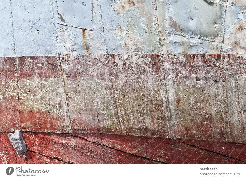 zeugen Schifffahrt alt Boot Rumpf Lack Spuren blau rot holz Meerwasser Werft Wartung reparieren Farbfoto Außenaufnahme Menschenleer Textfreiraum Mitte Tag