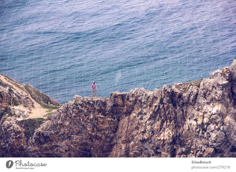 Auf festem Fels Mensch maskulin 1 18-30 Jahre Jugendliche Erwachsene Landschaft Wasser Felsen Berge u. Gebirge Gipfel Wellen Küste Seeufer Meer entdecken Blick