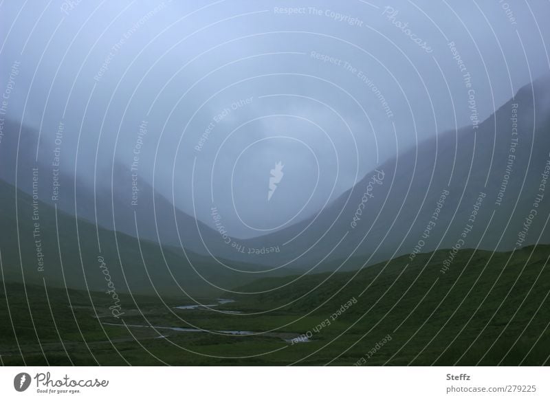 mystische Stille in Schottland Mystik verwunschen Sehnsucht Nebelschleier nordische Romantik Tal Wildbach Hügel anders nebelig neblig faszinierend ruhig