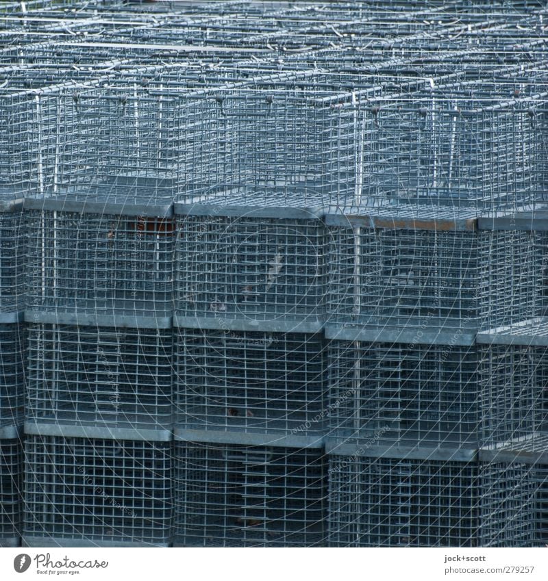 drahtig im Ouadrat Lagerplatz Kasten Sammlung Metall dünn eckig viele grau Ordnung aufeinander Stapel luftig Gitternetz Korb Detailaufnahme abstrakt