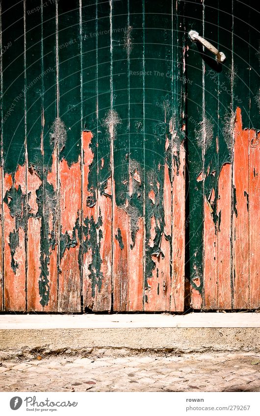 tor Haus Bauwerk Gebäude Architektur Mauer Wand Fassade Tür alt kaputt retro trist Stadt grün orange rot Verfall Holz Tor abblättern Farbstoff streichen
