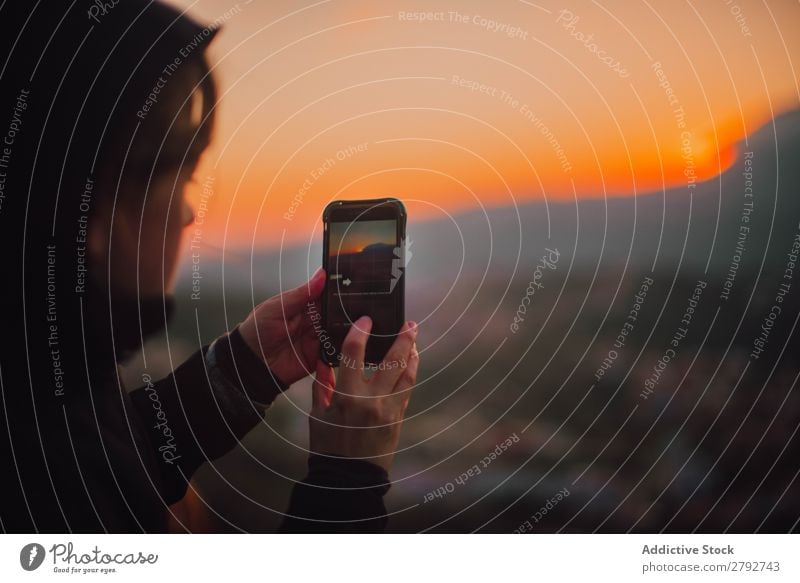 Frau fotografiert Sonnenuntergang auf dem Smartphone PDA Schießen Chechaouen Marokko Mantel Dame nehmen Fotografie Handy Wind Abend Lifestyle Jugendliche