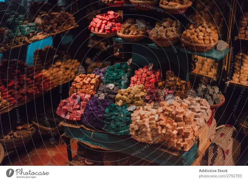 Shop mit verschiedenen Süßigkeiten süß Sortiment außergewöhnlich mehrfarbig Theke stehen Boule Markt Osten Basar Tradition kaufen Lager Tourismus Chechaouen