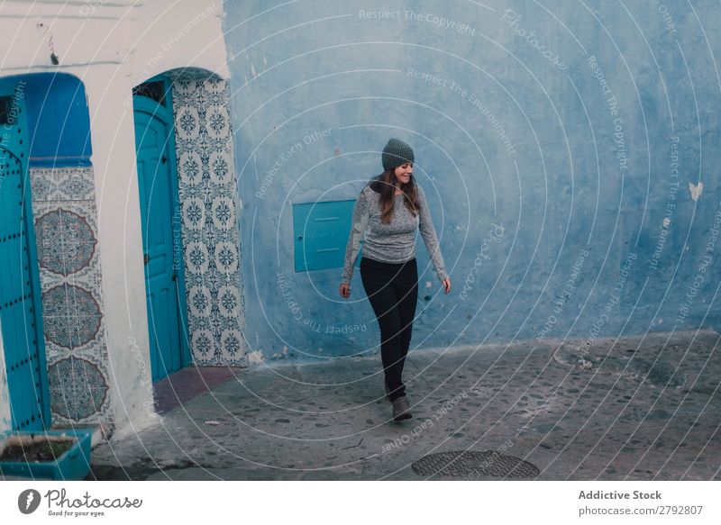 Hübsche Frau auf der Straße Marokko Chechaouen stehen Tradition Ferien & Urlaub & Reisen Kultur Großstadt arabisch Stadt mehrfarbig Tourismus Berühmte Bauten