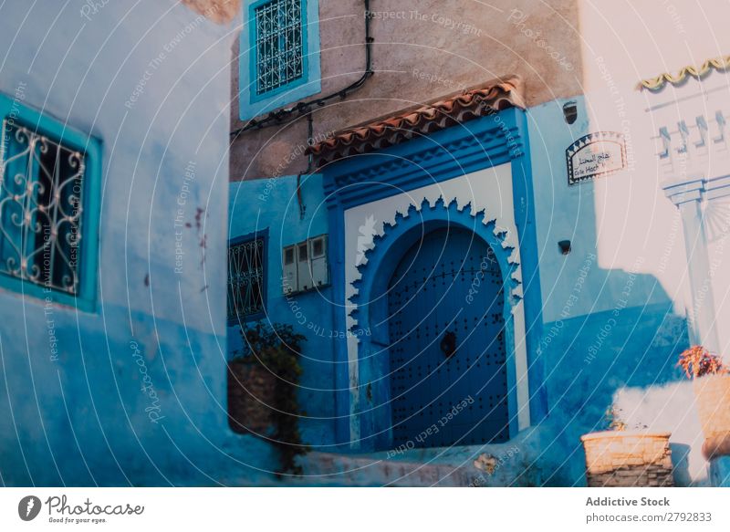 Straße mit alten Gebäuden Tür Chechaouen Marokko Konstruktion Fassade blau Ferien & Urlaub & Reisen Sonnenstrahlen Tag Tourismus schön romantisch Kalkstein