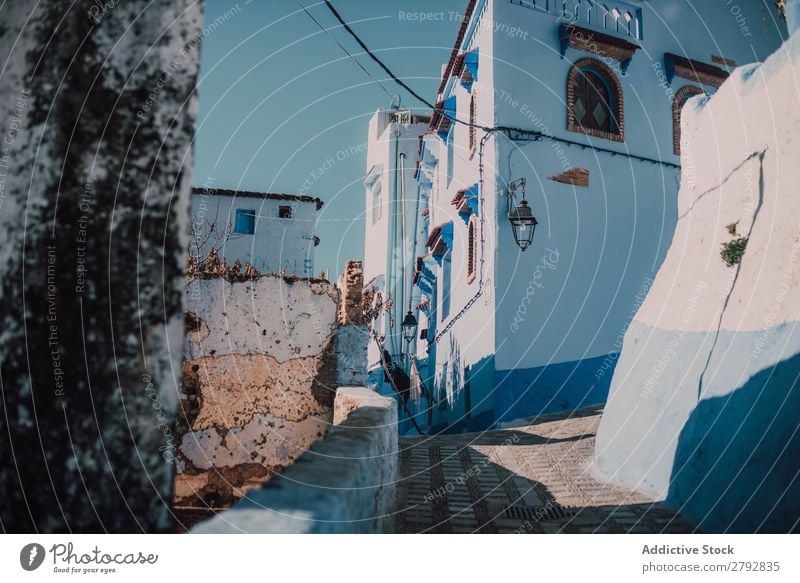 Straße mit alten Gebäuden Chechaouen Marokko Konstruktion Fassade blau Ferien & Urlaub & Reisen Sonnenstrahlen Tag Tourismus schön romantisch Kalkstein Stein