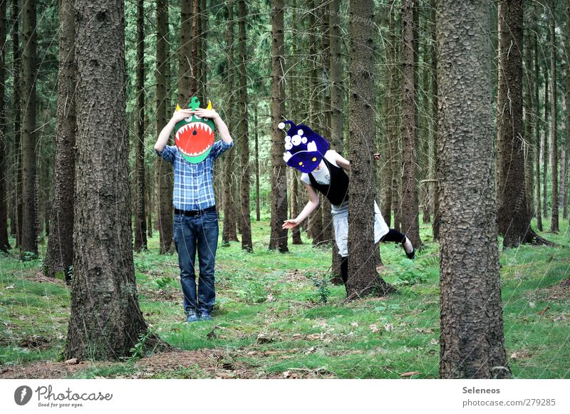 eins zwei drei vier eckstein Mensch 2 Umwelt Natur Pflanze Baum Gras Moos Wald Bekleidung Hemd Hose Maske verrückt Monster verstecken Farbfoto Außenaufnahme Tag
