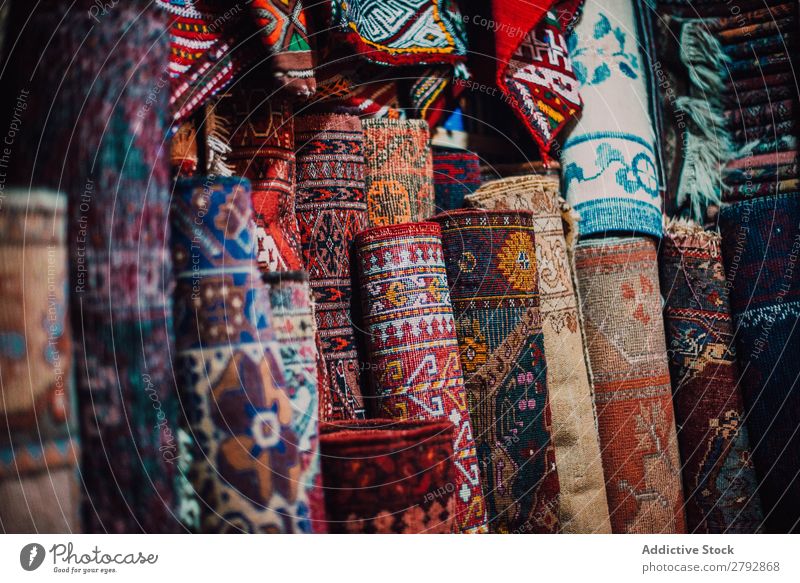 Laden mit bunten traditionellen Teppichen Markt Theke außergewöhnlich hell Sortiment Lager kaufen pflücken Wahl Osten Basar Tradition Tourismus mehrfarbig