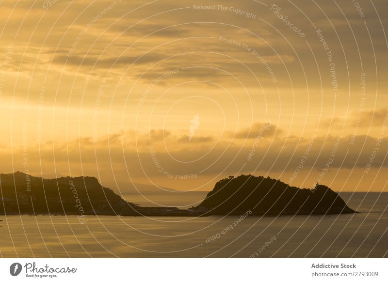 Malerische Meereslandschaft im goldenen Licht des Sonnenuntergangs Landschaft Gold Idylle Klippe Aussicht malerisch Küste schön Natur Himmel Wolken Wasser
