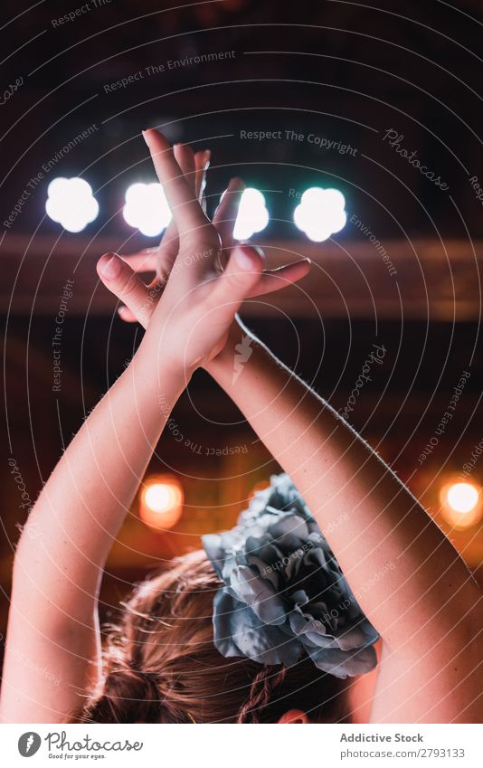 Frau mit erhobenen Händen tanzt vor Ort. hochgezogene Hände Szene Tanzen Show Blume Kopf Dekoration & Verzierung Dame künstlerisch schön Innenarchitektur Lampe