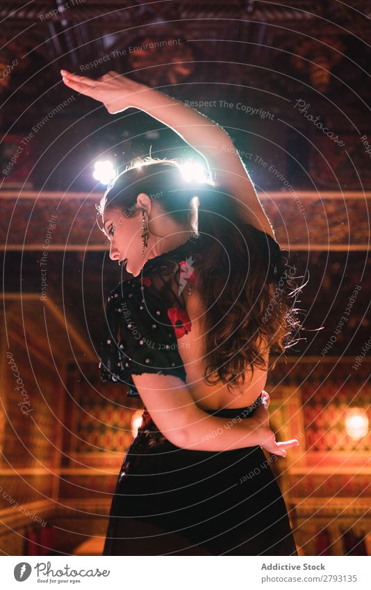 Frau im Kleid tanzt Flamenco in der Szene Flamencotänzer Tanzen Show Reichtum Mosaik Raum Stuhl Design Dame schön Möbel Schminke Innenarchitektur Tradition