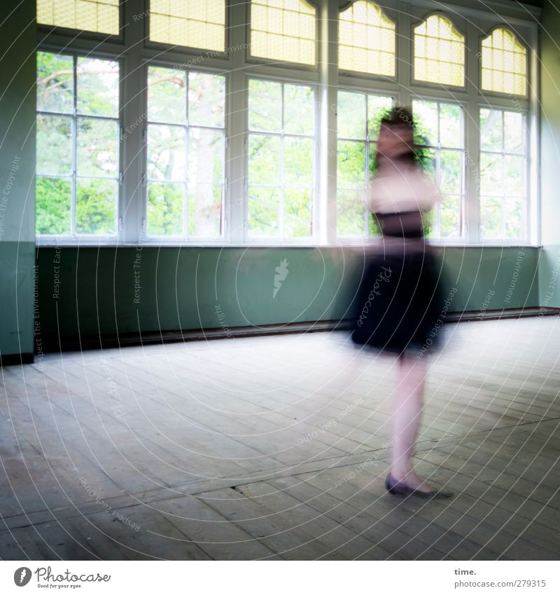 Unfinished Ballroom Story (VI) feminin 1 Mensch Tanzen Tänzer Saal Halle Fenster drehen elegant frei historisch Lebensfreude Begeisterung Bewegung