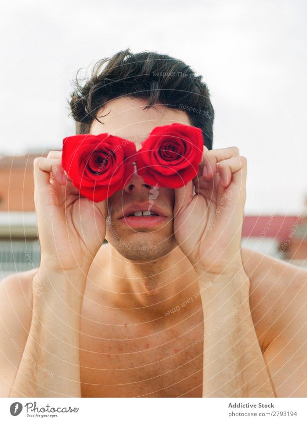 Junger Mann mit roten Blumen frisch Jugendliche Rose brünett Typ ohne Hemd Überraschung Geschenk zeigen romantisch aromatisch Feste & Feiern Pflanze natürlich
