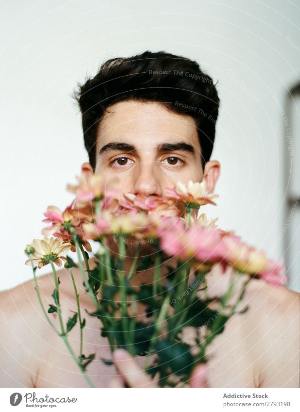 Junger Mann mit rosa Blüten Blume Blumenstrauß Haufen Typ frisch Jugendliche brünett ohne Hemd Rose Überraschung Chrysantheme Geschenk romantisch