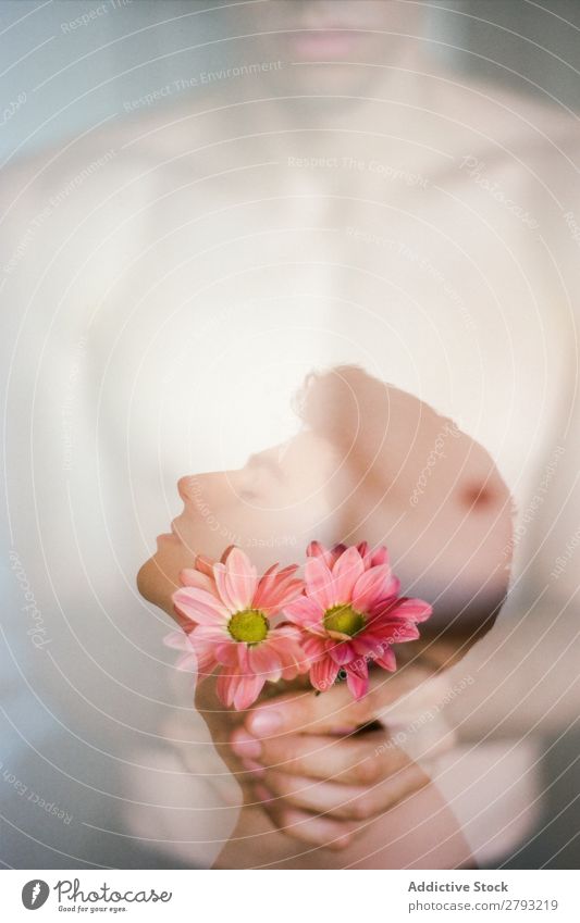 Doppelbelichtung von brünettem jungen Mann und Blumenstrauß von frischen Rosenblüten auf verschwommenem Hintergrund. Jugendliche Typ ohne Hemd Überraschung