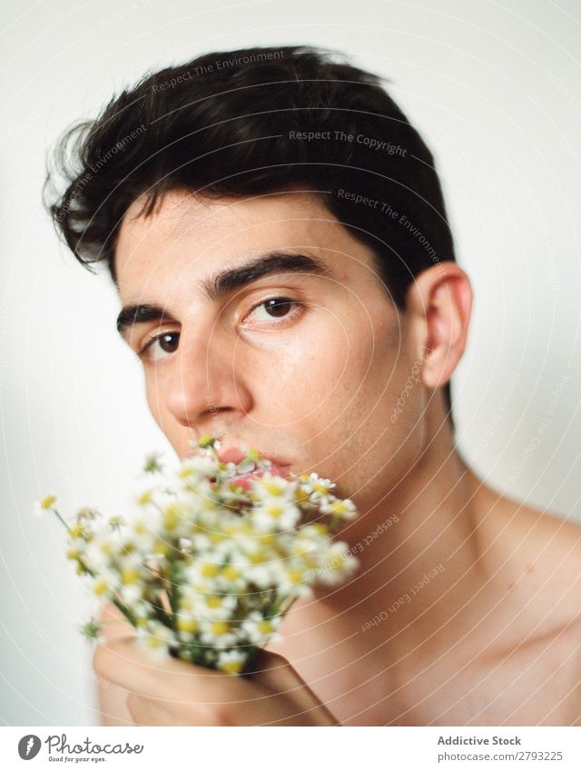 Junger Mann mit Blumenstrauß im Mund Haufen Typ frisch Jugendliche brünett weiß ohne Hemd Überraschung Geschenk romantisch Gänseblümchen Haare & Frisuren