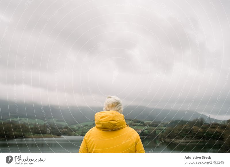Person im Mantel mit Kamera am See Mensch Fotokamera malerisch Hügel Orduna Spanien Aussicht gelb Hut anhaben kalt Frost Erinnerung Freizeit & Hobby Wald Tal