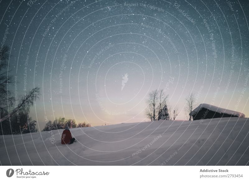 Anonyme Person, die in den Nachthimmel schaut. Mann bewundernd Himmel Arktis Landschaft Abend Ferien & Urlaub & Reisen Schnee kalt Wetter Stern Natur Tourismus