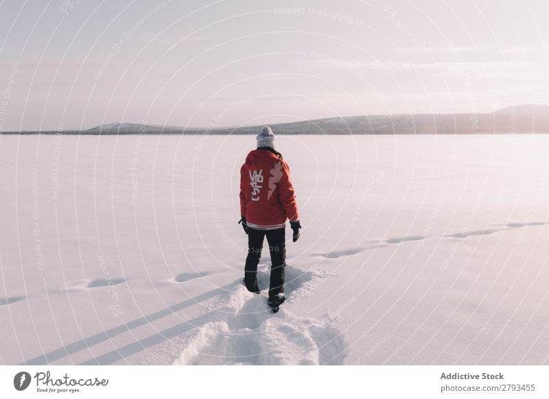 Anonyme Person, die im verschneiten Feld steht. Mensch Schnee Arktis Winter stehen warme Kleidung kalt weiß Landschaft frisch Jahreszeiten Frost Natur Wetter