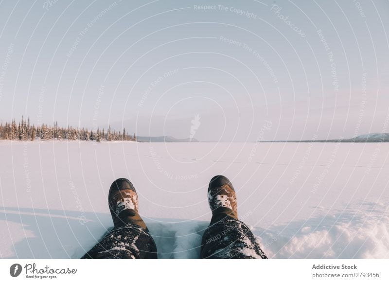 Beine auf schneebedecktem Feld schneiden Reisender Schnee Landschaft Arktis Winter Natur Jahreszeiten kalt Abenteuer Lifestyle Freizeit & Hobby ruhen Erholung