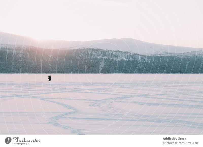 Anonyme Menschen am Fluss in verschneiter Landschaft Winter gefroren Schnee Arktis kalt Ferien & Urlaub & Reisen stehen Coolness Frost Baum See Eis Tourismus