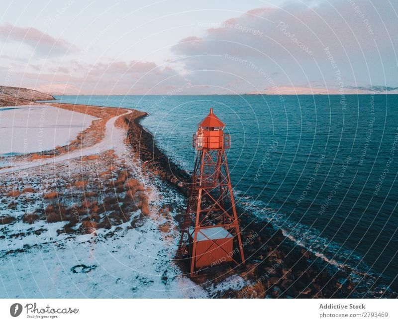Bake auf schneebedecktem Ufer in Meeresnähe Leuchtfeuer Küste Arktis kalt Schnee Winter Landschaft Natur Navigation Leuchtturm nautisch Wahrzeichen Sicherheit