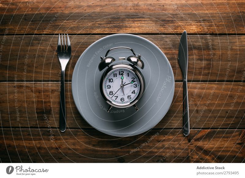 Besteck am Teller mit Wecker Tisch Entwurf Diät Gabel Messer Zeit Mahlzeit Minutenzeiger Stundenzeiger Mittagessen Abendessen Frühstück mechanisch Keramik