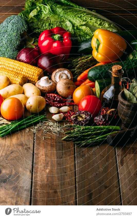 Zutaten für das Kochen Gemüse auf dem Tisch kochen & garen Erdöl Lebensmittel Essen zubereiten Küche sortiert frisch organisch natürlich Vegane Ernährung