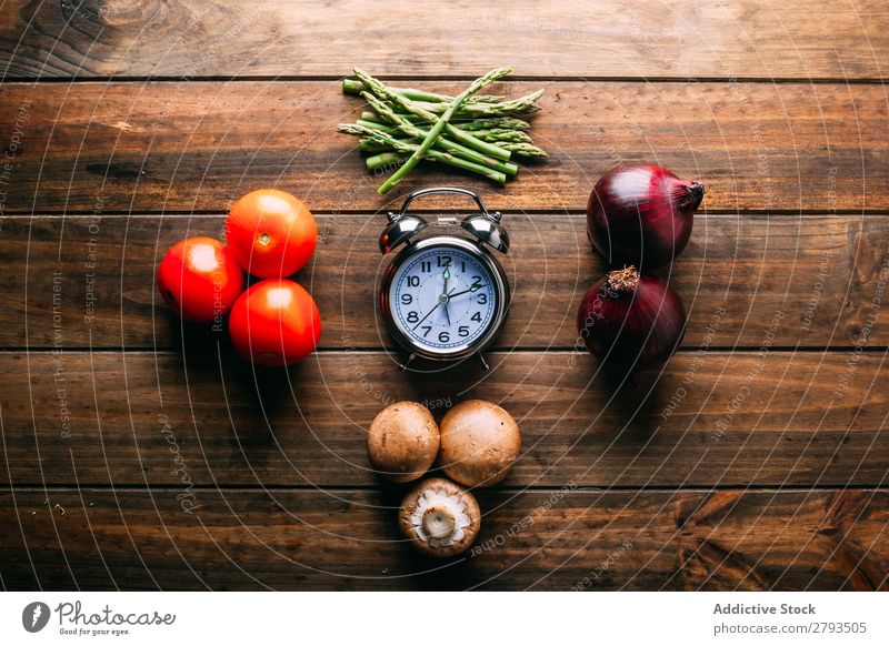 Kochzutaten und -utensilien auf dem Tisch kochen & garen Zutaten Utensilien Gemüse Erdöl Lebensmittel Essen zubereiten Küche sortiert frisch organisch natürlich