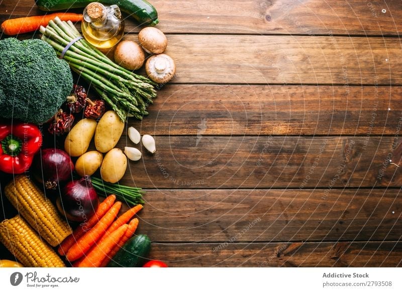 Verschiedenes Gemüse und Öl auf Holztischplatte Erdöl sortiert Tisch frisch Gesundheit reif Lebensmittel Diät Zutaten roh Vegane Ernährung Flasche