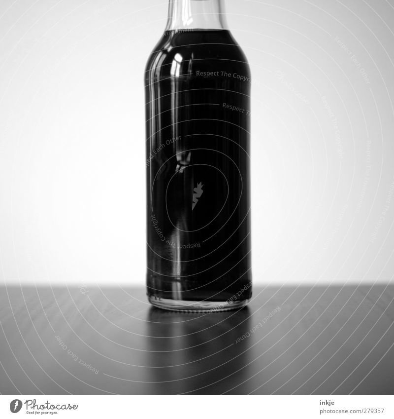 pures Gift Getränk Erfrischungsgetränk Limonade Cola Flasche Glasflasche Colaflasche stehen süß schwarz voll ungesund Koffein Vor hellem Hintergrund Mitte