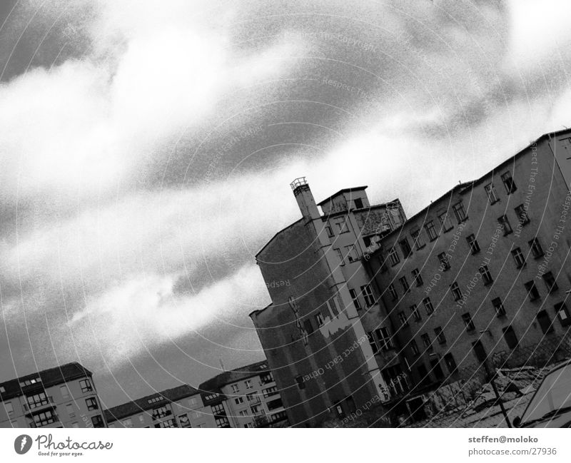 Berlin 2002 Osten Mauer Brandmauer Haus Fenster Stadt Demontage Altbau Backstein Putz Fassade Wolken grau trist verfallen taumeln Architektur Deutschland DDR