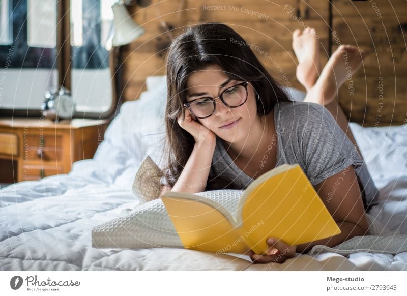 Frau im Bett liegend und Lesebuch lesend Kaffee Lifestyle Glück schön Leben Erholung Freizeit & Hobby Winter Haus Schlafzimmer Mensch Erwachsene Buch Wärme