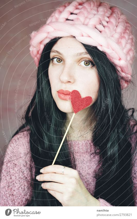 Romantische Frau in rosa Kleidung elegant Stil Glück Gesicht Schminke Valentinstag Mensch feminin Junge Frau Jugendliche Erwachsene 1 18-30 Jahre Hut