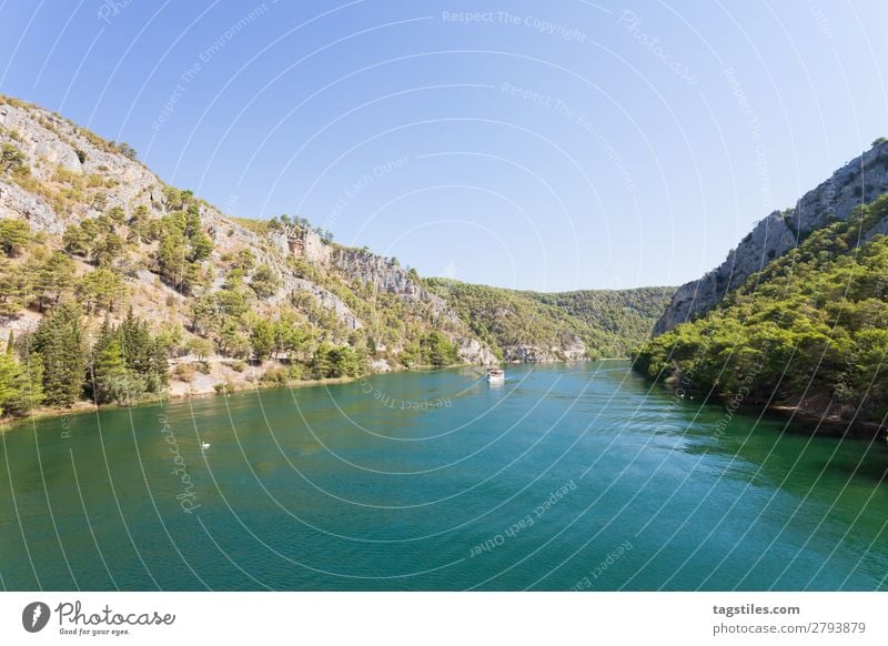 FLUSSMÜNDUNG NACH SKRADIN Wasserfahrzeug ruhig deutlich Wolkenloser Himmel Küste Kroatien fließen Idylle Landschaft Aussicht Berge u. Gebirge Natur Postkarte