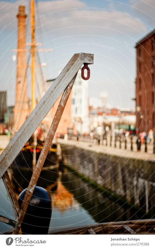 Der Haken an der Sache Hafen skurril Liverpool Hafenstadt Dock Kettenglied aufhängen Wasserfahrzeug Galgen Hafenkran Hafeneinfahrt Lastenaufzug