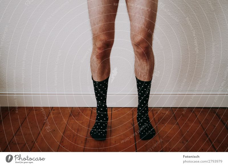 sockig Mensch maskulin Junger Mann Jugendliche Beine 1 18-30 Jahre Erwachsene Strümpfe stehen tragen nackt retro Mode gepunktet Farbfoto Innenaufnahme