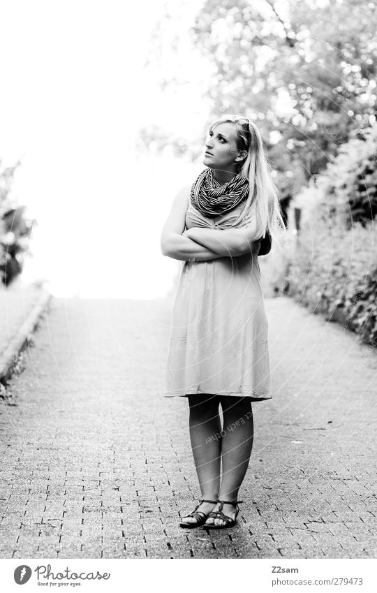 Auf der Suche nach dem Sinn elegant feminin Junge Frau Jugendliche 1 Mensch 18-30 Jahre Erwachsene Umwelt Landschaft Sommer Verkehrswege Kleid Schal beobachten
