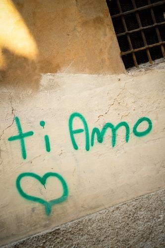 ti amo , Liebeserklärung auf italienisch, Graffiti mit Herz und Schrift Verliebtheit Glück Romantik Liebesbekundung Italienisch Mauer Wand Fassade