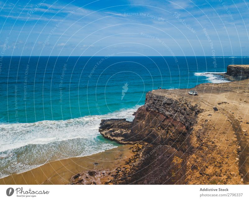 Wunderschöne Küste des Ozeans von der Drohne aus. Drohnenansicht Meer Klippe Landschaft majestätisch Spanien las palmas Fuerteventura Fluggerät Natur Wasser
