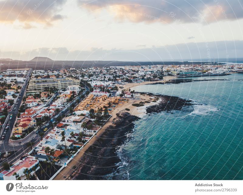 Szenische Luftaufnahme der Stadt am Meeresufer Küste Großstadt Drohnenansicht Fluggerät Fuerteventura las palmas Spanien malerisch blau Himmel