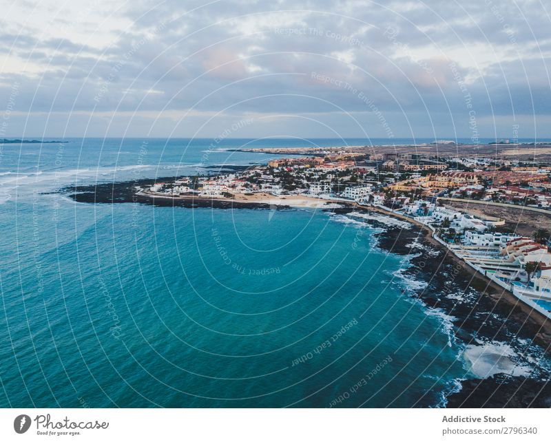 Szenische Luftaufnahme der Stadt am Meeresufer Küste Großstadt Drohnenansicht Fluggerät Fuerteventura las palmas Spanien malerisch blau Himmel