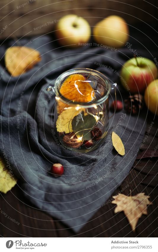 Nüsse und Herbstblätter im Glas Blatt Nuss Stoff Apfel Lichterkette Dekor Symbole & Metaphern Jahreszeiten Tisch natürlich organisch rustikal Zusammensetzung